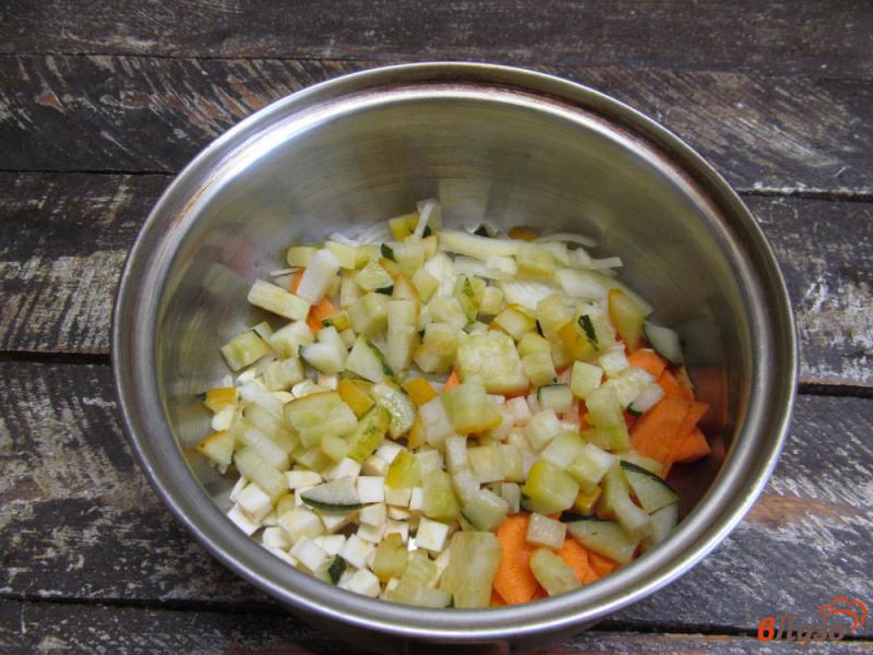Фото приготовление рецепта: Тушеная свинина с овощами в томатном соусе шаг №3