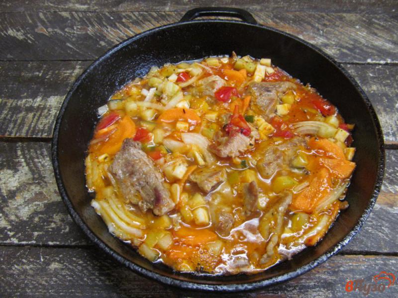 Фото приготовление рецепта: Тушеная свинина с овощами в томатном соусе шаг №6