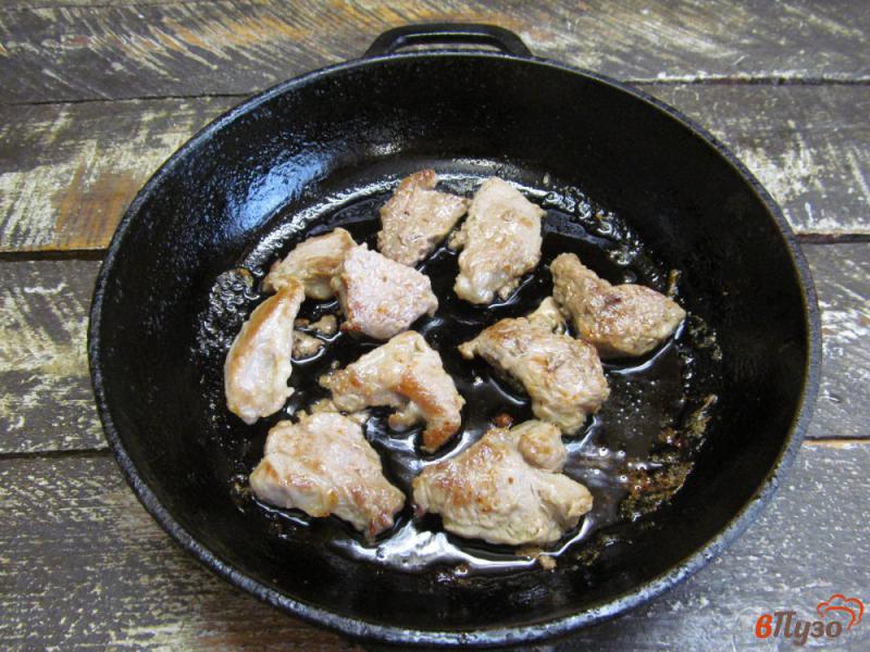 Фото приготовление рецепта: Тушеная свинина с овощами в томатном соусе шаг №4
