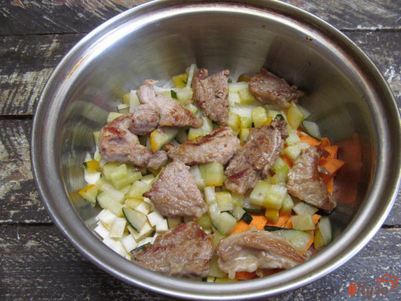 Фото приготовление рецепта: Тушеная свинина с овощами в томатном соусе шаг №5