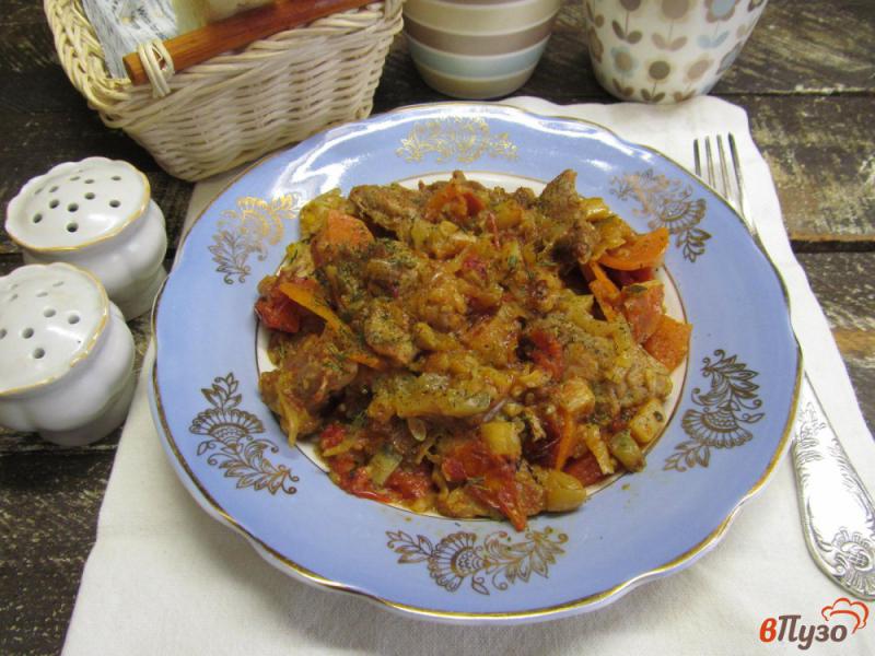 Фото приготовление рецепта: Тушеная свинина с овощами в томатном соусе шаг №7