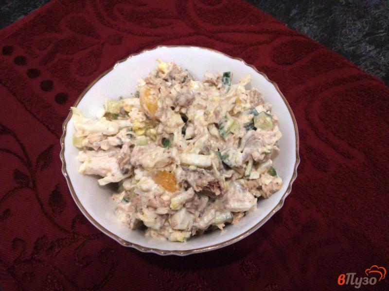 Фото приготовление рецепта: Салат с тунцом ,яйцами и пекинской капустой шаг №8