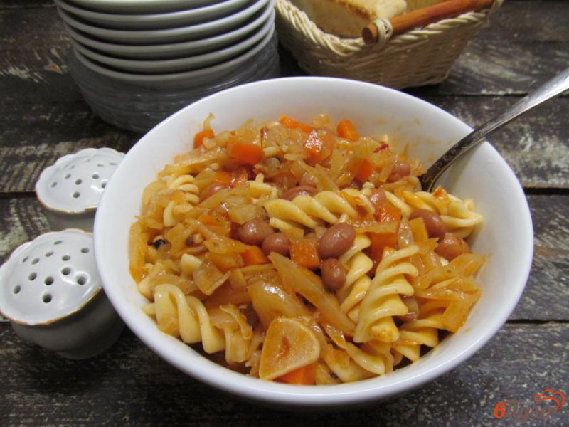 Фото приготовление рецепта: Овощное рагу с фасолью и макаронами шаг №8