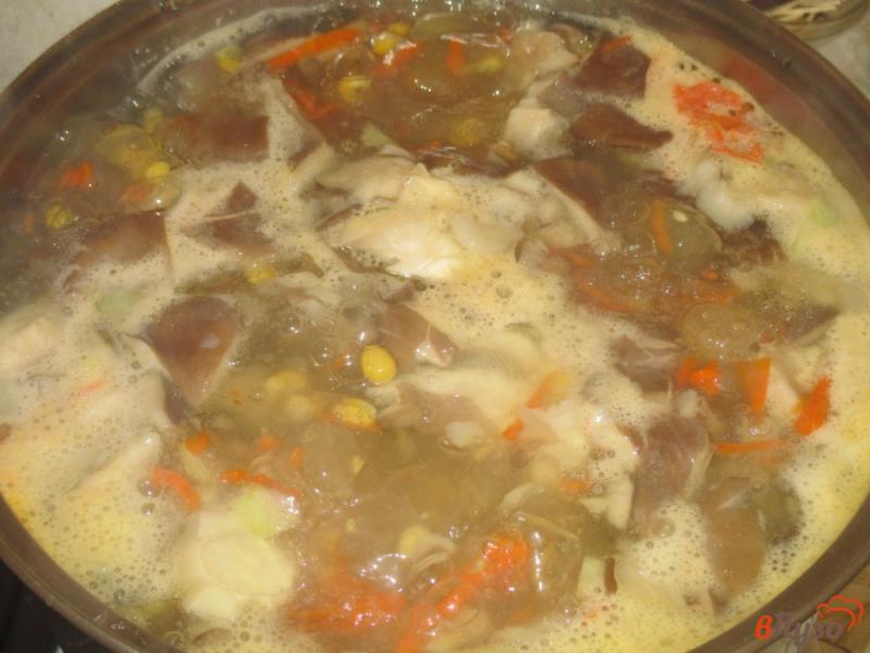 Фото приготовление рецепта: Суп из курицы с кукурузой и вешенками шаг №4