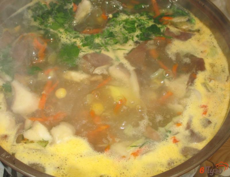 Фото приготовление рецепта: Суп из курицы с кукурузой и вешенками шаг №5