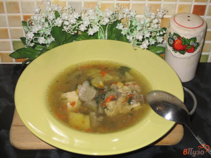 Фото приготовление рецепта: Суп из курицы с кукурузой и вешенками шаг №6