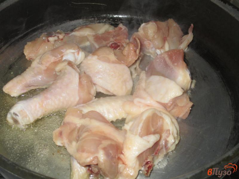 Фото приготовление рецепта: Курица с картошкой и паприкой на сковороде шаг №1