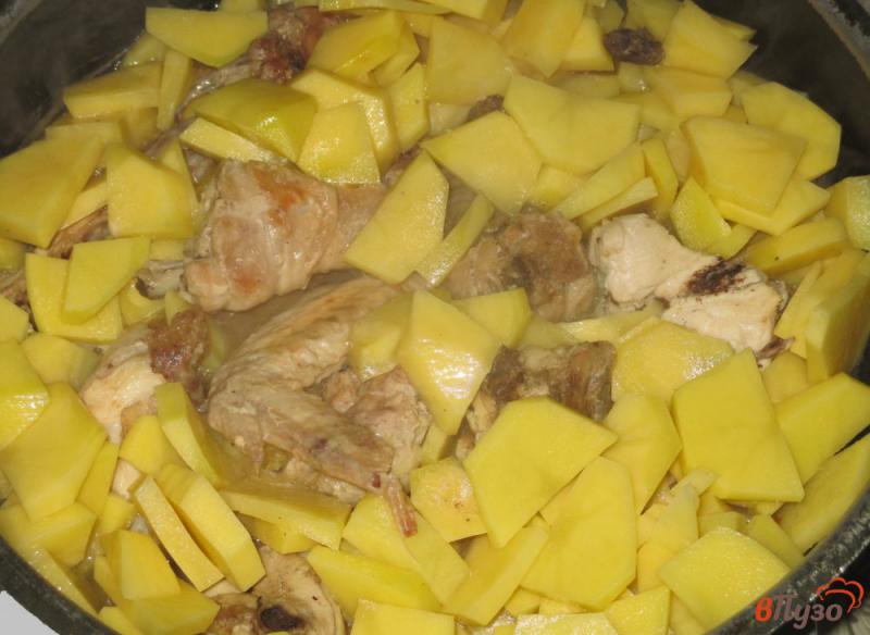 Фото приготовление рецепта: Курица с картошкой и паприкой на сковороде шаг №2