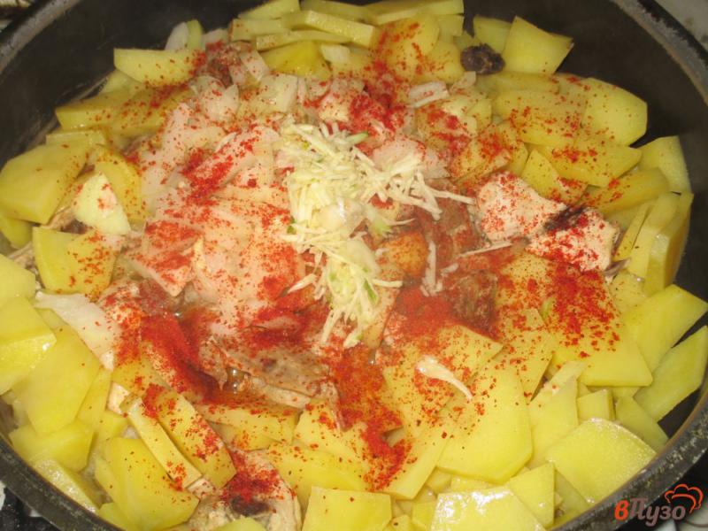 Фото приготовление рецепта: Курица с картошкой и паприкой на сковороде шаг №3