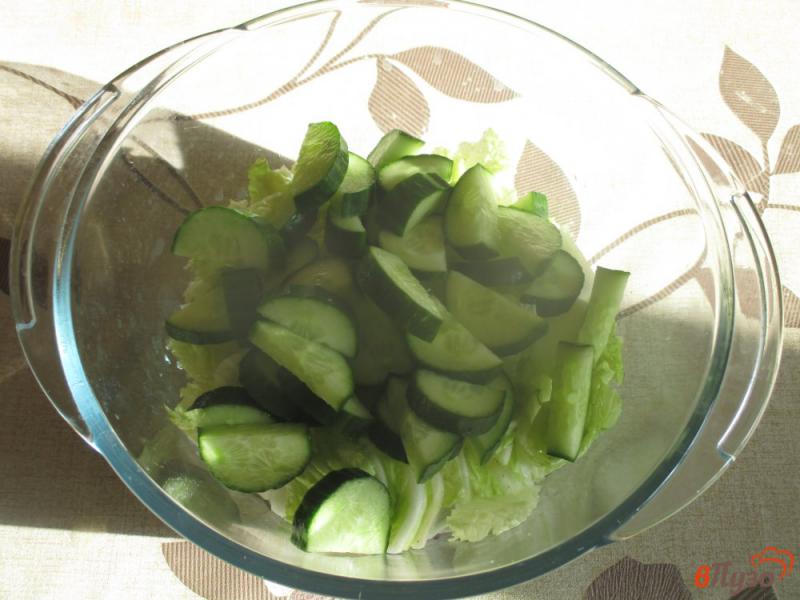 Фото приготовление рецепта: Салат «Зеленый» с горошком и огурцом шаг №2