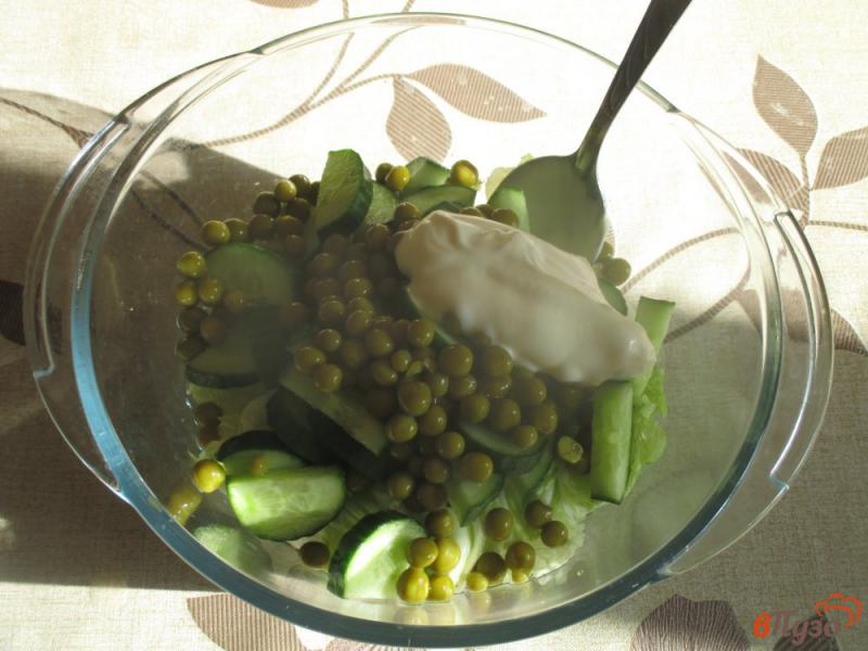 Фото приготовление рецепта: Салат «Зеленый» с горошком и огурцом шаг №3