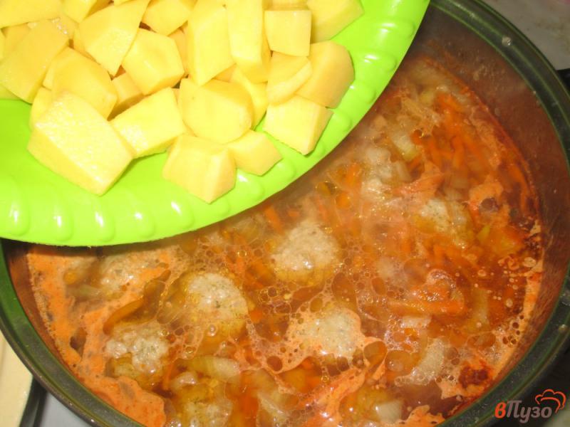 Фото приготовление рецепта: Томатный суп с острыми свиными фрикадельками шаг №4