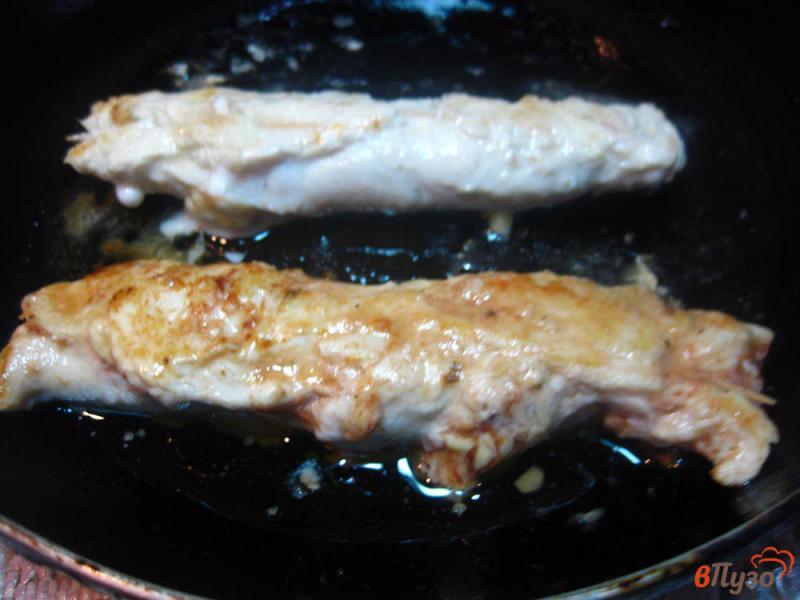 Фото приготовление рецепта: Рулет куриный с твердым сыром шаг №3