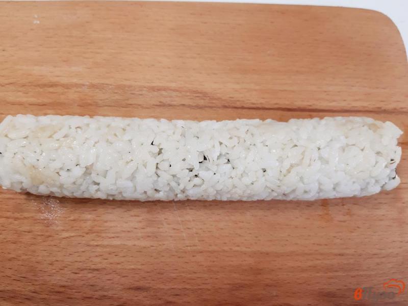 Фото приготовление рецепта: Суши с икрой и лососем шаг №8