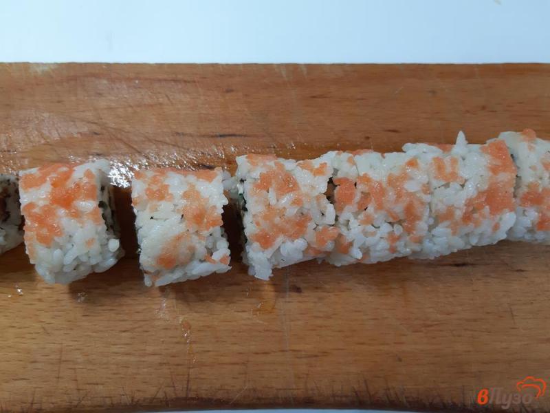 Фото приготовление рецепта: Суши с икрой и лососем шаг №10