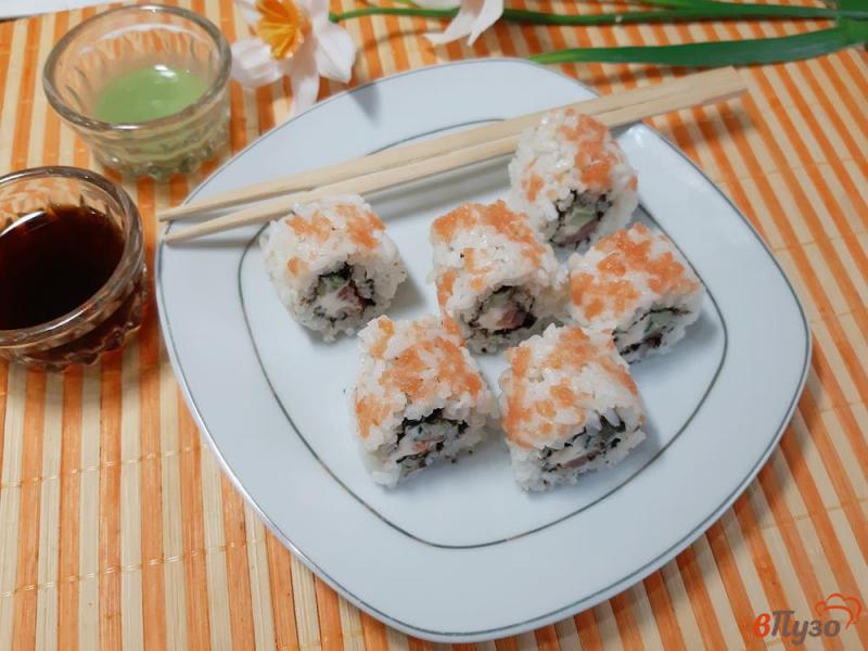 Фото приготовление рецепта: Суши с икрой и лососем шаг №11