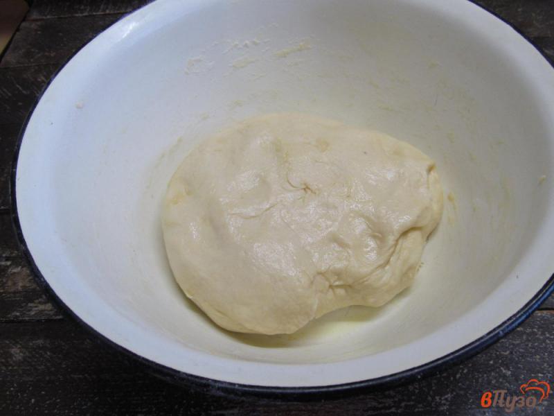 Фото приготовление рецепта: Белый хлеб с жареным чесноком и кориандром шаг №4