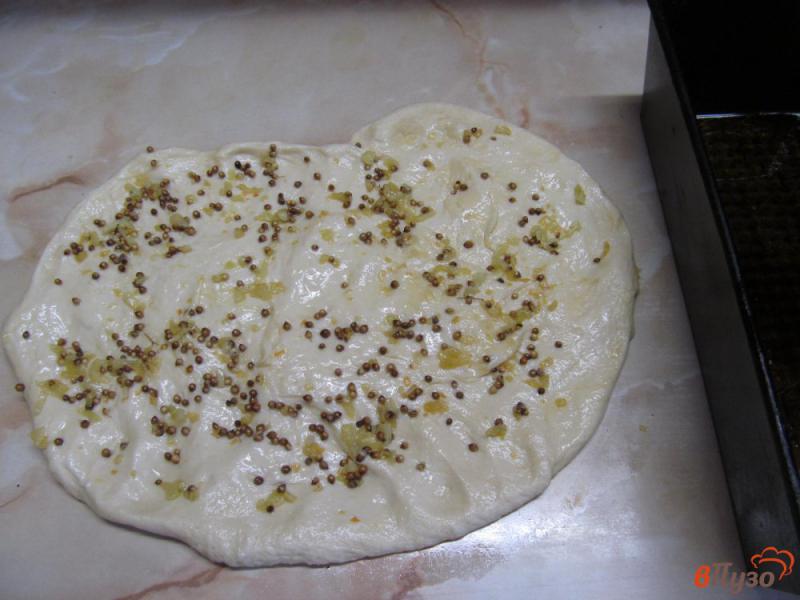 Фото приготовление рецепта: Белый хлеб с жареным чесноком и кориандром шаг №7