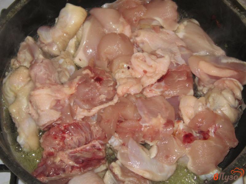 Фото приготовление рецепта: Курица в соусе жареная на сковороде шаг №1