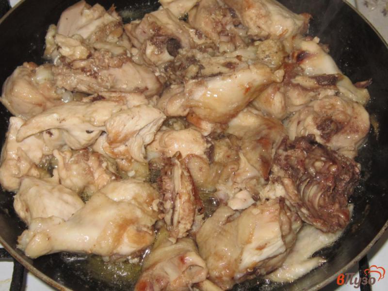 Фото приготовление рецепта: Курица в соусе жареная на сковороде шаг №2