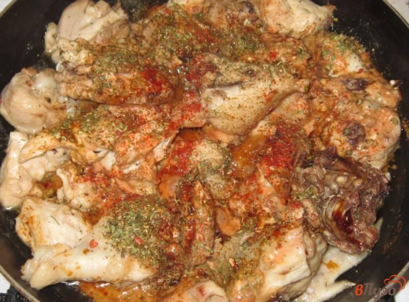 Фото приготовление рецепта: Курица в соусе жареная на сковороде шаг №4