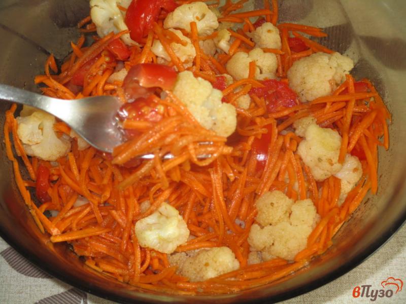 Фото приготовление рецепта: Морковь по-корейски с помидорами и цветной капустой шаг №7