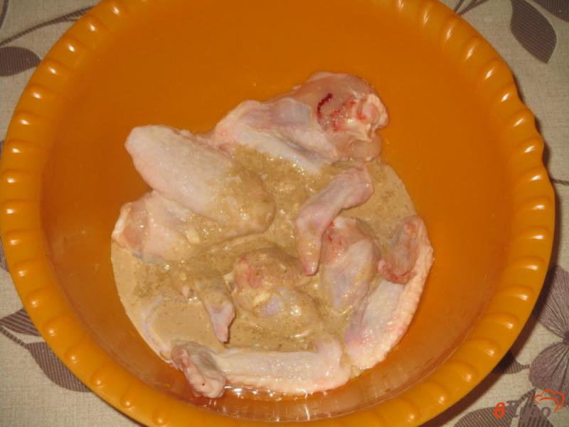Фото приготовление рецепта: Куриные крылышки запеченные в соево-майонезном маринаде шаг №4