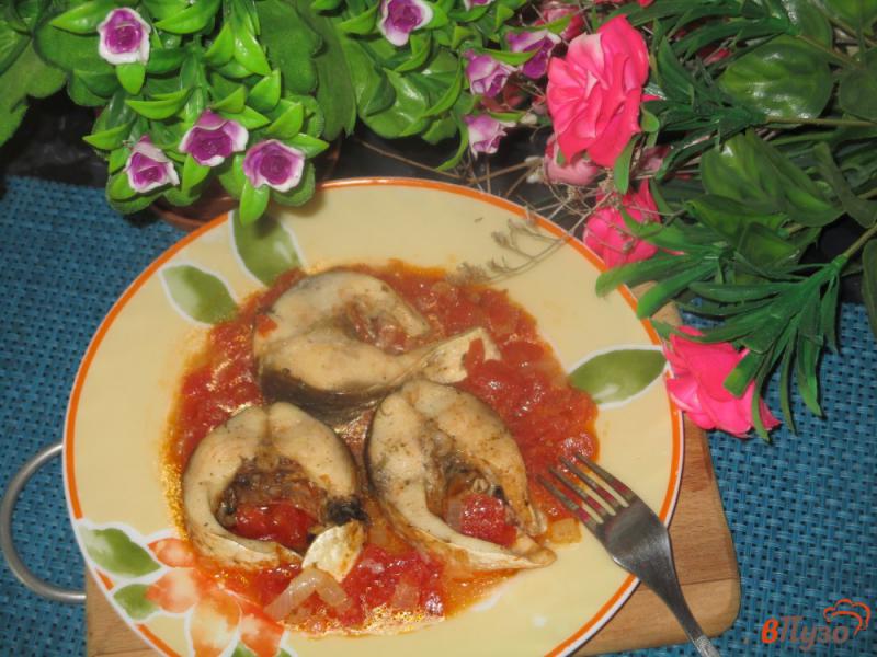 Фото приготовление рецепта: Пеленгас томленный на помидорной подушке шаг №4