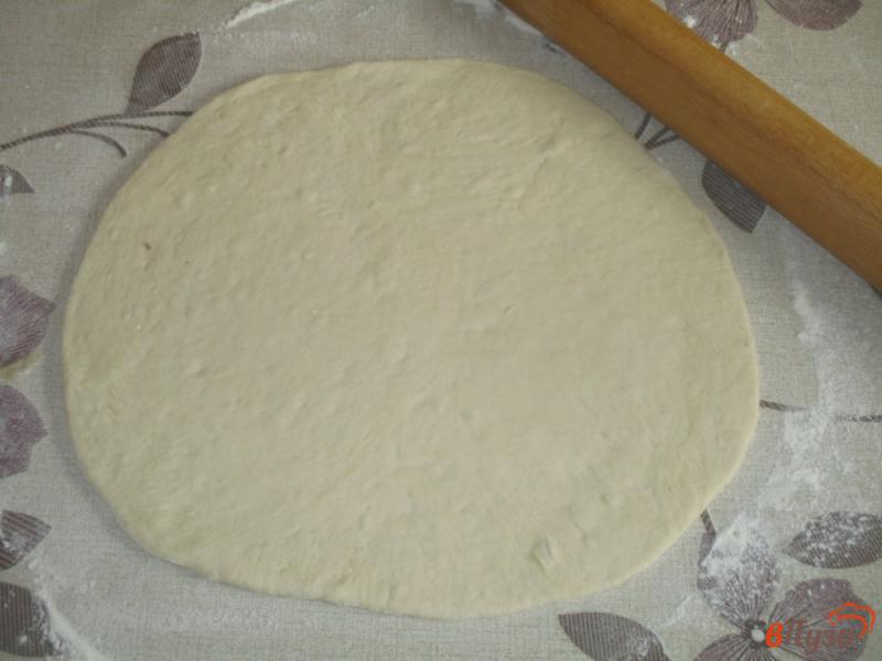 Фото приготовление рецепта: Пицца на дрожжевом тесте с колбасой и шампиньонами шаг №6