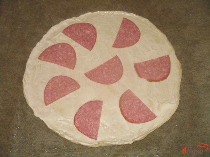 Фото приготовление рецепта: Пицца на дрожжевом тесте с колбасой и шампиньонами шаг №7