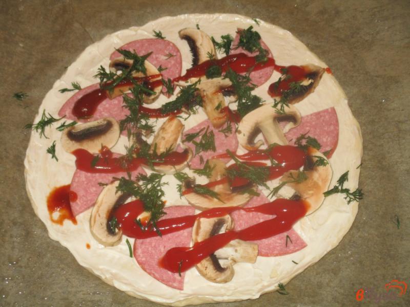 Фото приготовление рецепта: Пицца на дрожжевом тесте с колбасой и шампиньонами шаг №9