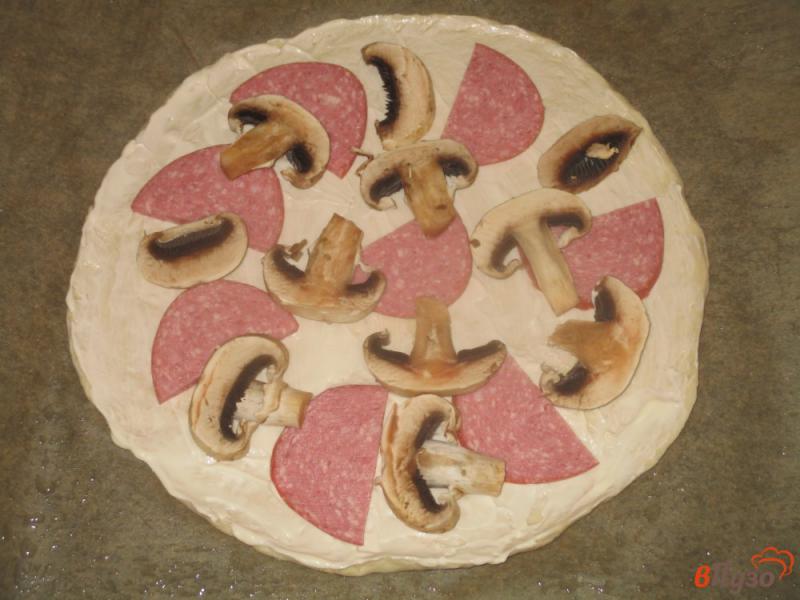 Фото приготовление рецепта: Пицца на дрожжевом тесте с колбасой и шампиньонами шаг №8