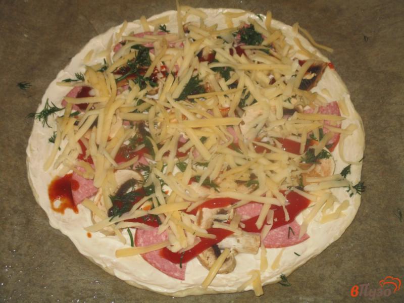 Фото приготовление рецепта: Пицца на дрожжевом тесте с колбасой и шампиньонами шаг №10