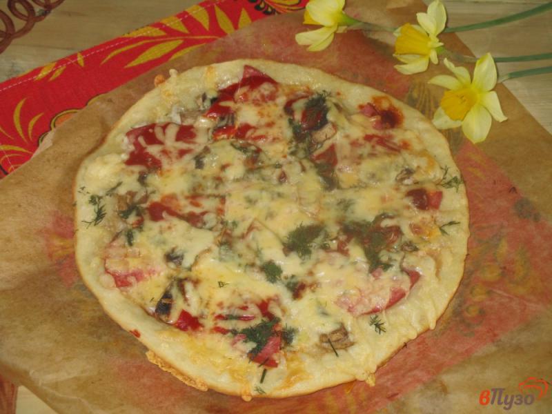 Фото приготовление рецепта: Пицца на дрожжевом тесте с колбасой и шампиньонами шаг №11