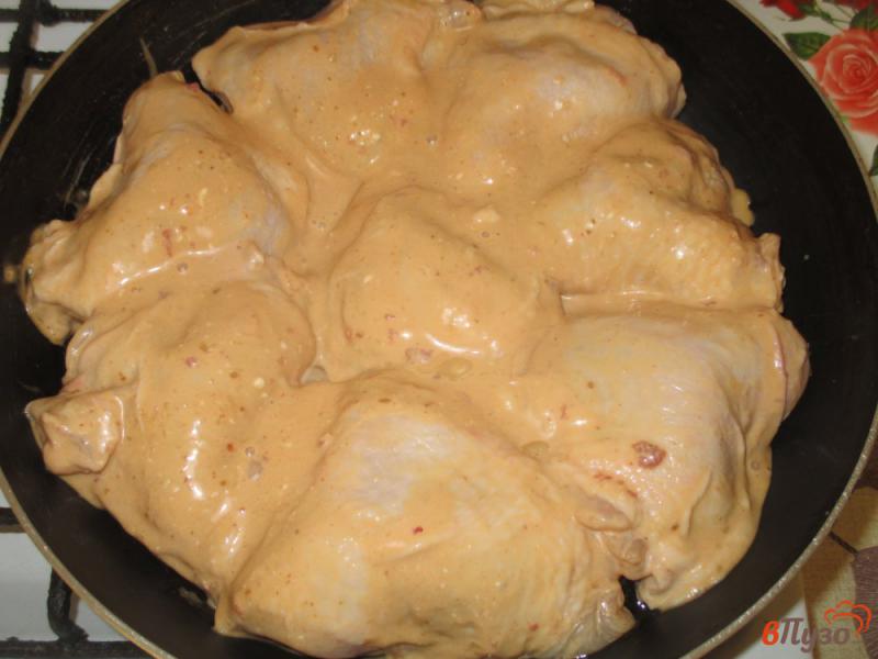 Фото приготовление рецепта: Куриные бедра на сковороде шаг №3
