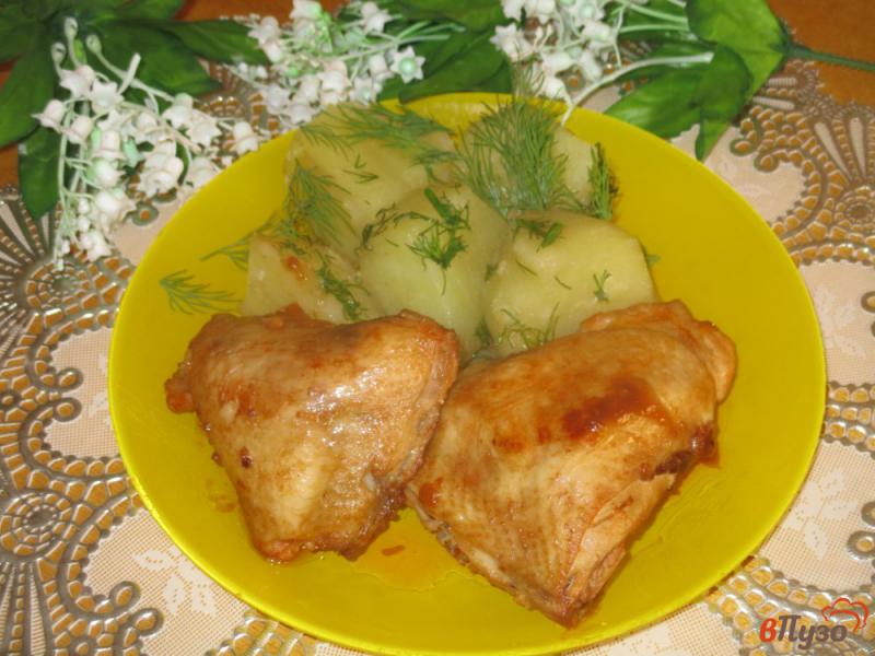 Фото приготовление рецепта: Куриные бедра на сковороде шаг №4