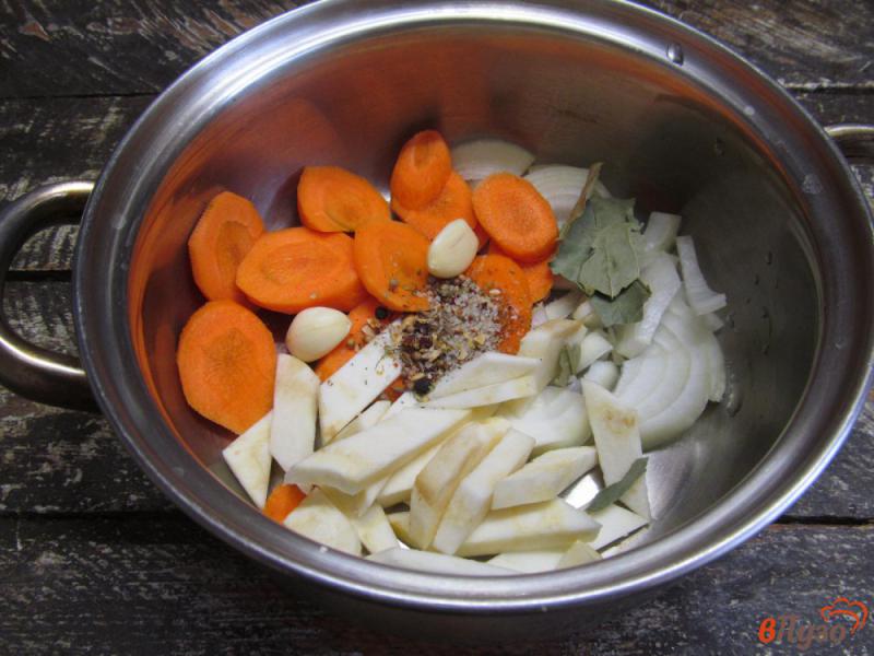 Фото приготовление рецепта: Суп пюре из цветной капусты с картофелем и сухариками шаг №1