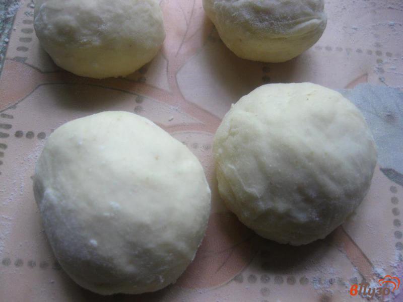 Фото приготовление рецепта: Пирожки жареные с яйцом и щавелем шаг №4