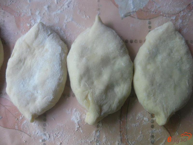 Фото приготовление рецепта: Пирожки жареные с яйцом и щавелем шаг №8