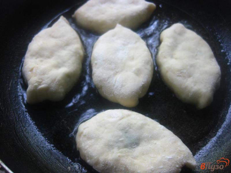 Фото приготовление рецепта: Пирожки жареные с яйцом и щавелем шаг №9