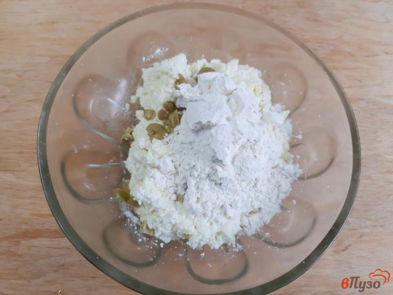 Фото приготовление рецепта: Сырные галушки с оливками шаг №4