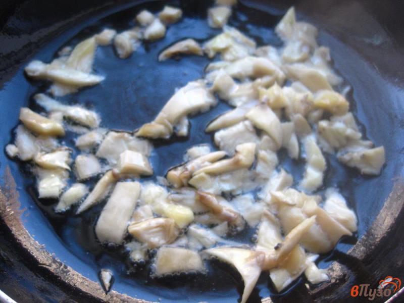 Фото приготовление рецепта: Фаршированные грибы с твердым сыром шаг №3