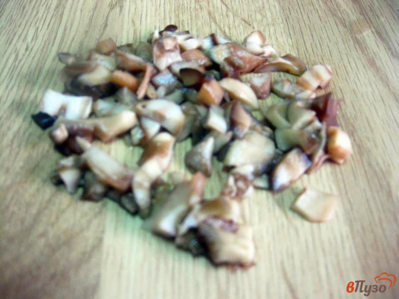 Фото приготовление рецепта: Фаршированные грибы с твердым сыром шаг №2