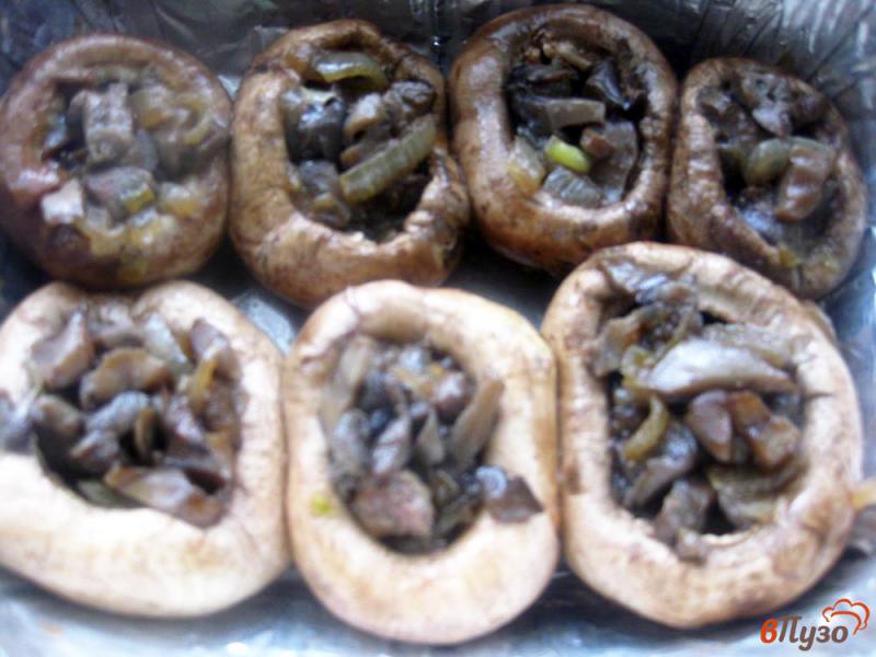 Фото приготовление рецепта: Фаршированные грибы с твердым сыром шаг №4