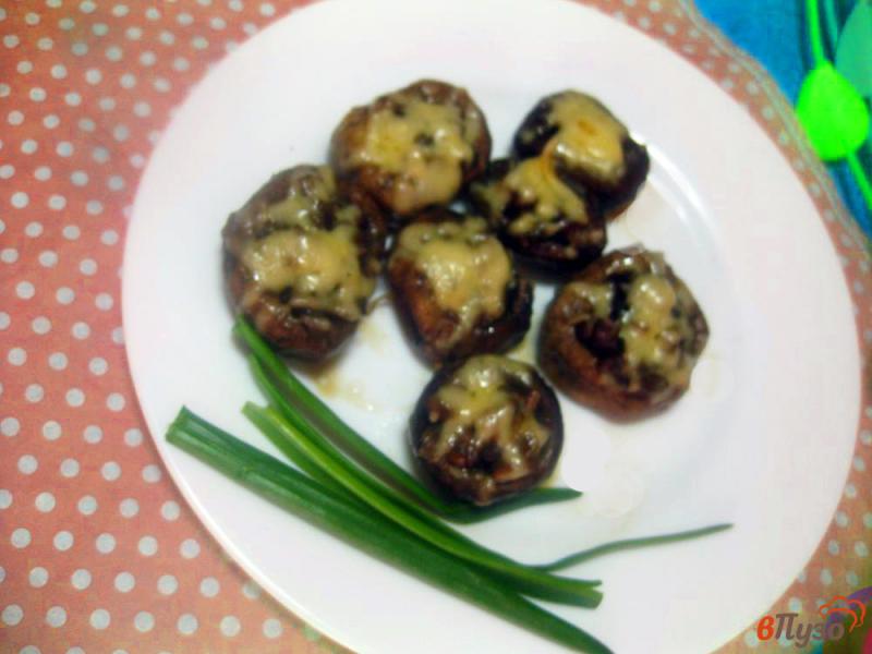 Фото приготовление рецепта: Фаршированные грибы с твердым сыром шаг №7