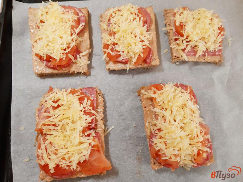 Фото приготовление рецепта: Мини-пиццы с колбасой и сыром на хлебе шаг №7