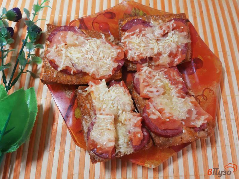 Фото приготовление рецепта: Мини-пиццы с колбасой и сыром на хлебе шаг №8