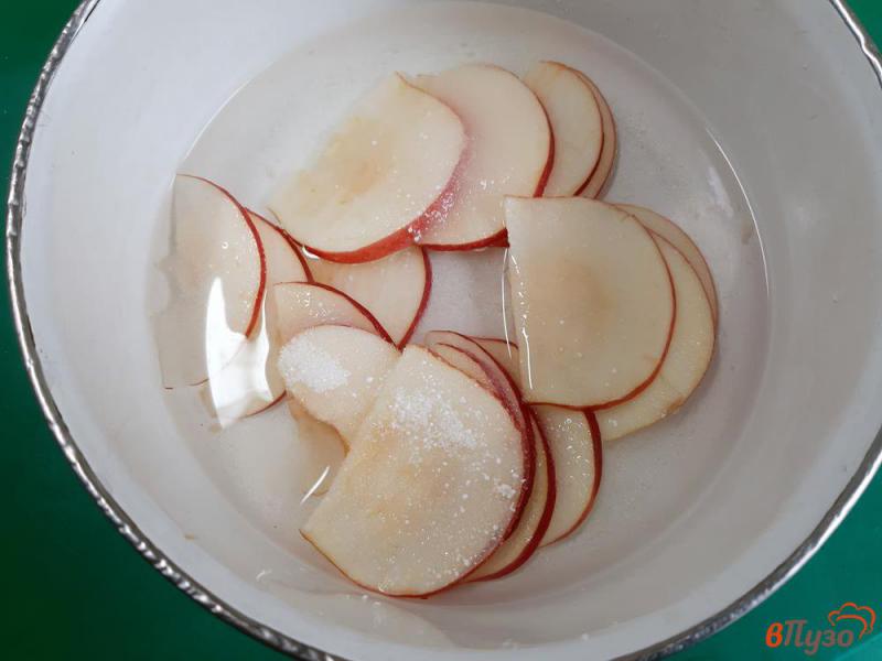 Фото приготовление рецепта: Розы из слоеного теста с яблоками шаг №3