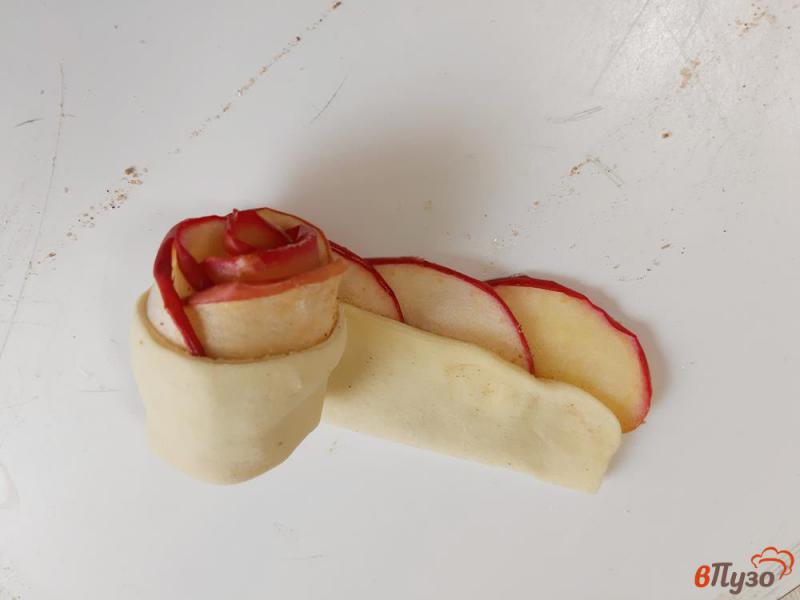Фото приготовление рецепта: Розы из слоеного теста с яблоками шаг №9