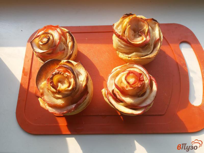 Фото приготовление рецепта: Розы из слоеного теста с яблоками шаг №12